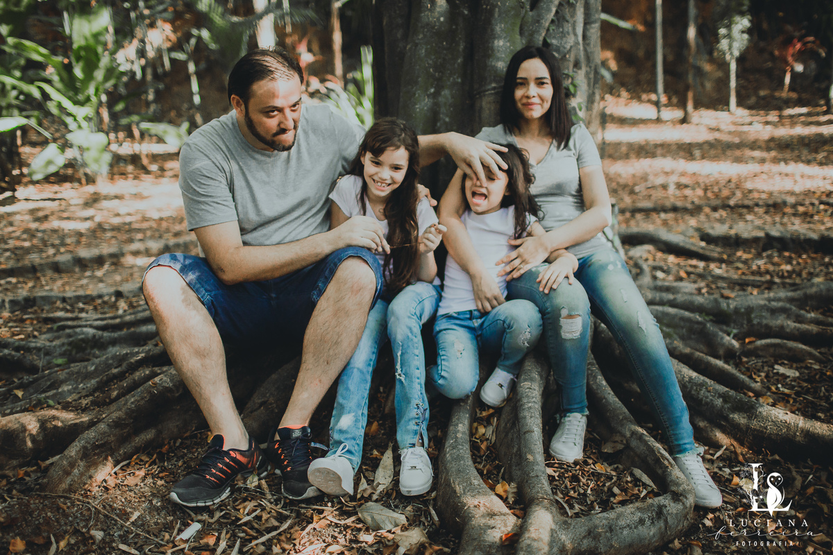 Ensaio Família 4 pessoas 2 meninas 1 pai 1 mãe felizes