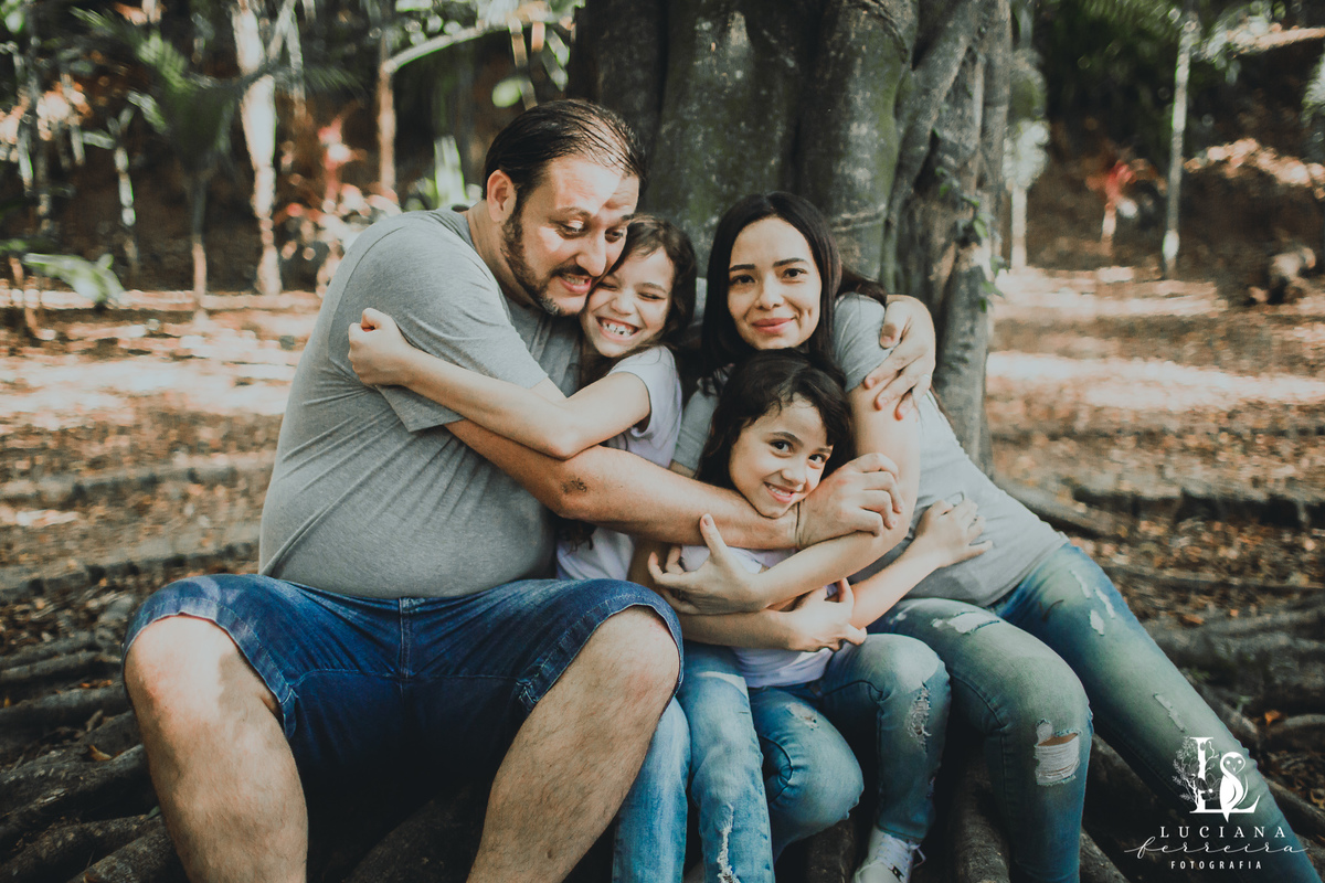 Ensaio Família 4 pessoas 2 meninas 1 pai 1 mãe felizes