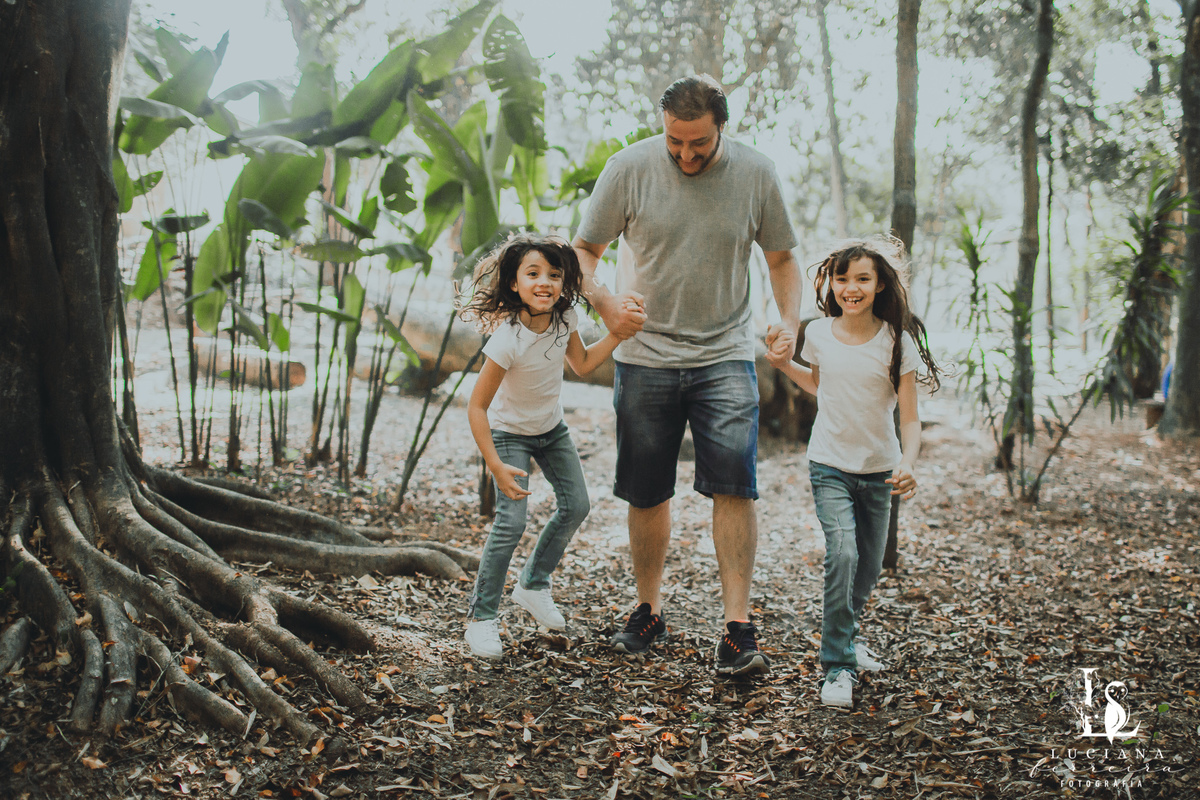 Ensaio Família 4 pessoas 2 meninas 1 pai 1 mãe felizes