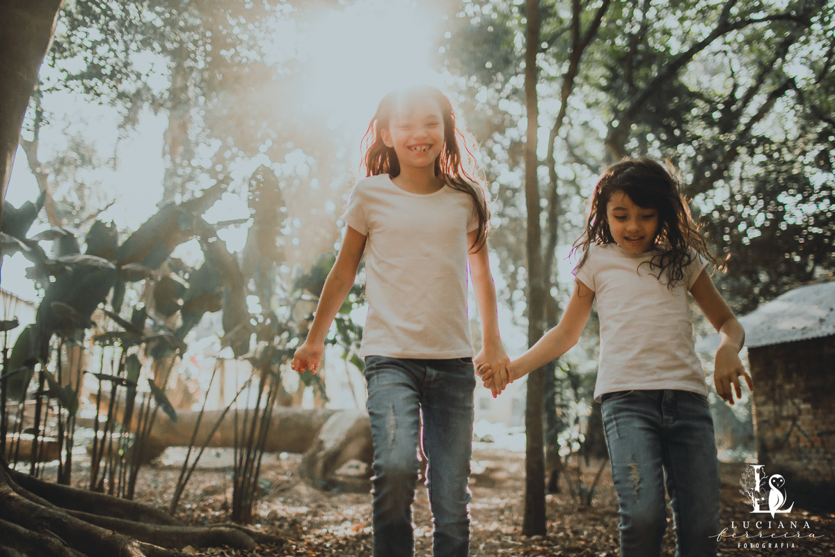 Ensaio Família 4 pessoas 2 meninas 1 pai 1 mãe felizes