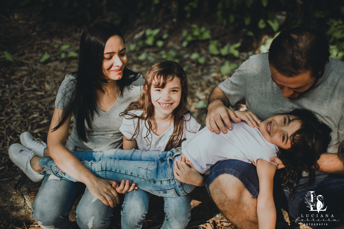 Ensaio Família 4 pessoas 2 meninas 1 pai 1 mãe felizes