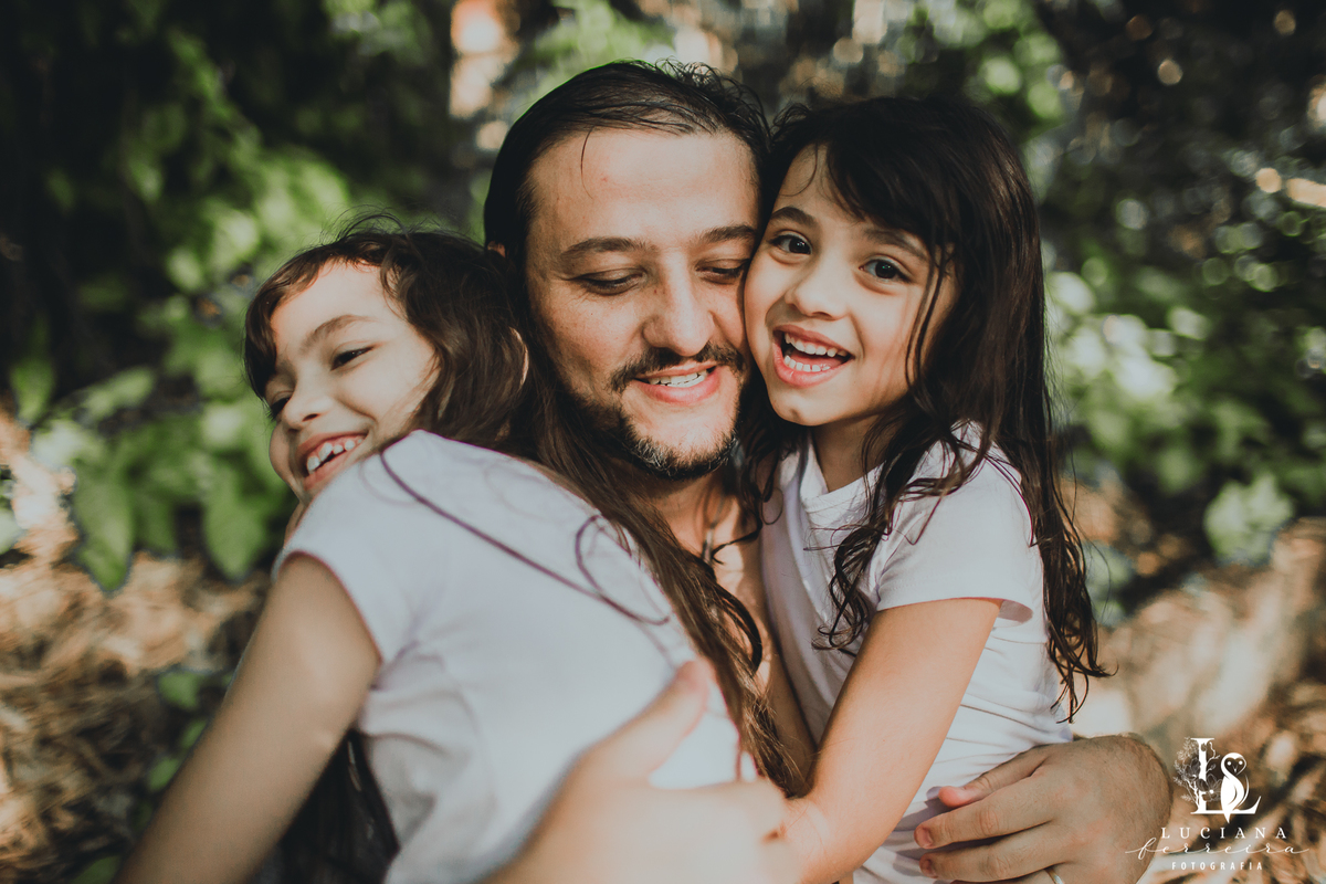 Ensaio Família 4 pessoas 2 meninas 1 pai 1 mãe felizes