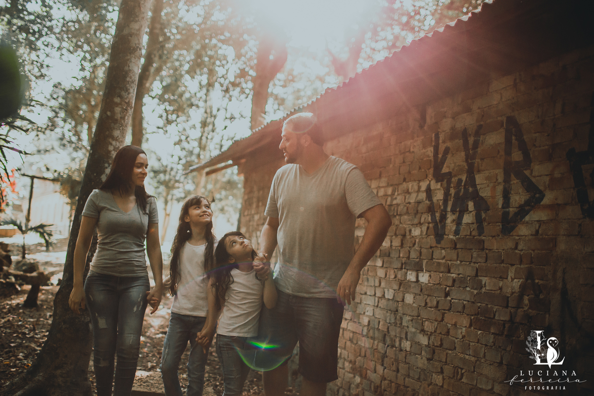 Ensaio Família 4 pessoas 2 meninas 1 pai 1 mãe felizes