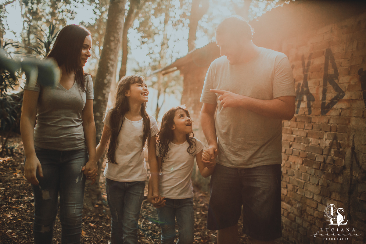 Ensaio Família 4 pessoas 2 meninas 1 pai 1 mãe felizes