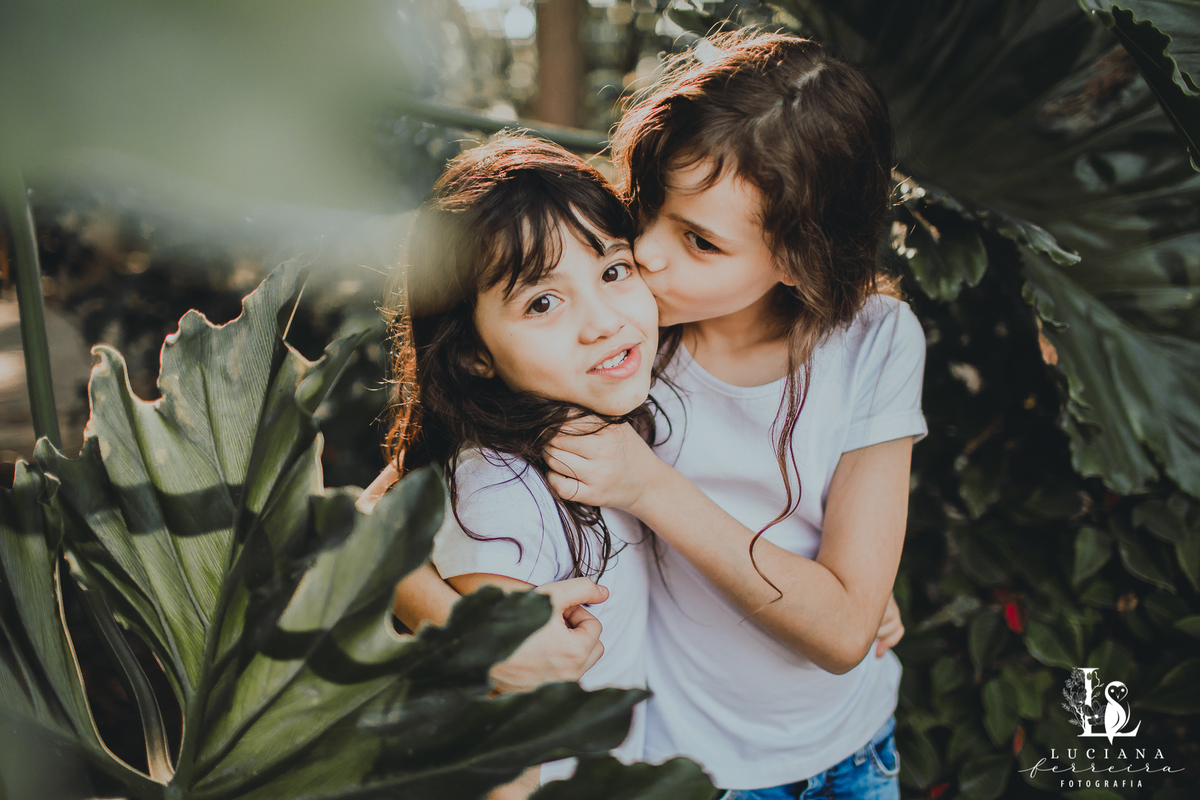 Ensaio Família 4 pessoas 2 meninas 1 pai 1 mãe felizes