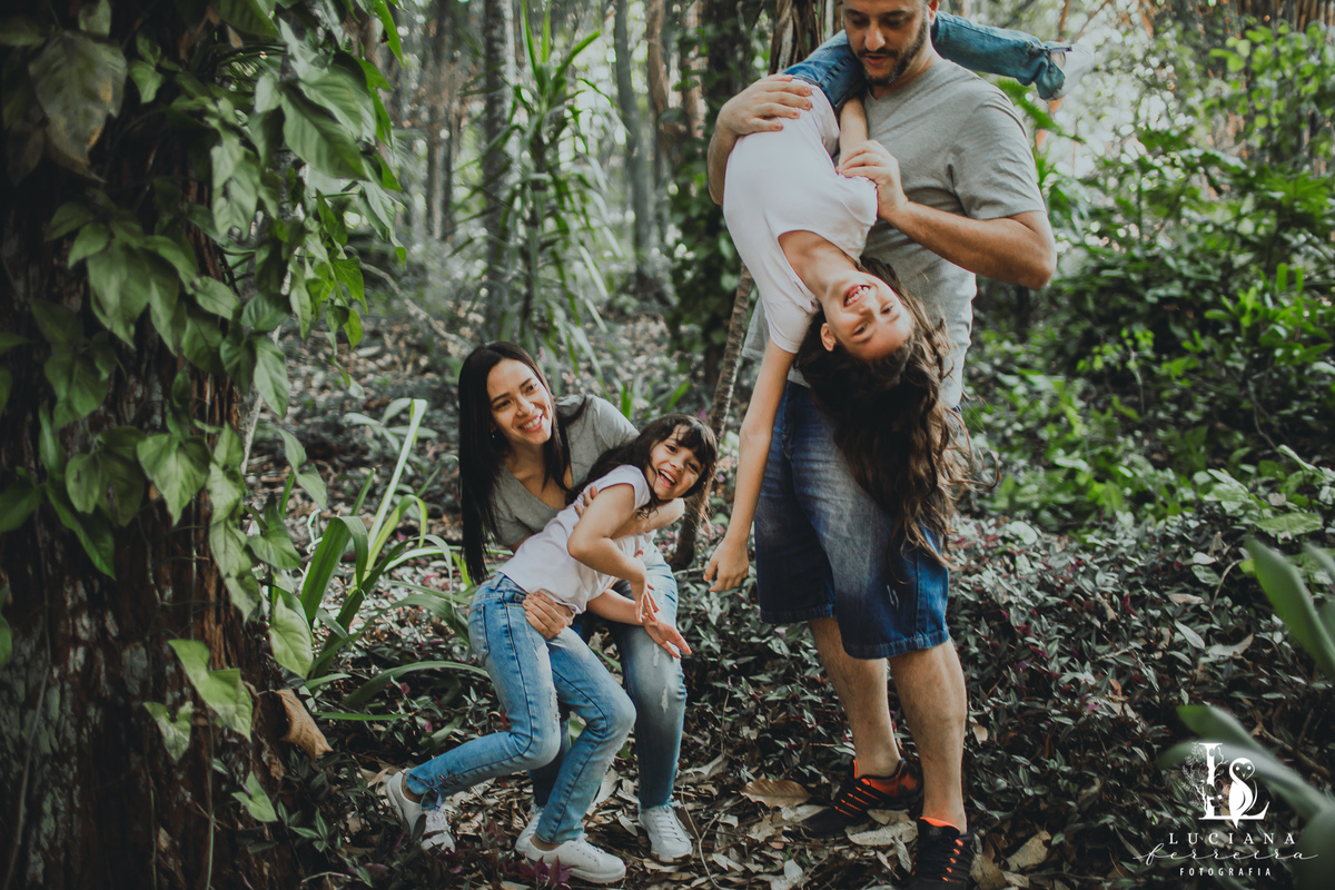 Ensaio Família 4 pessoas 2 meninas 1 pai 1 mãe felizes