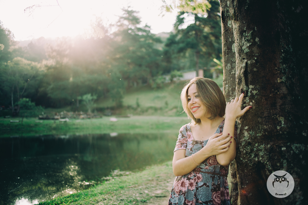 Ensaio Feminino Mulher com cabelo curto na natureza