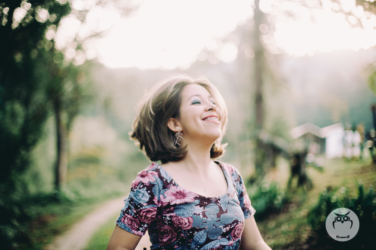 Ensaio Feminino Mulher com cabelo curto na natureza