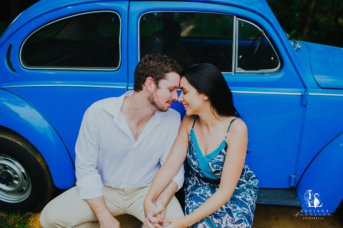 Ensaio Pré-Wedding . O casal com seu fusca azul