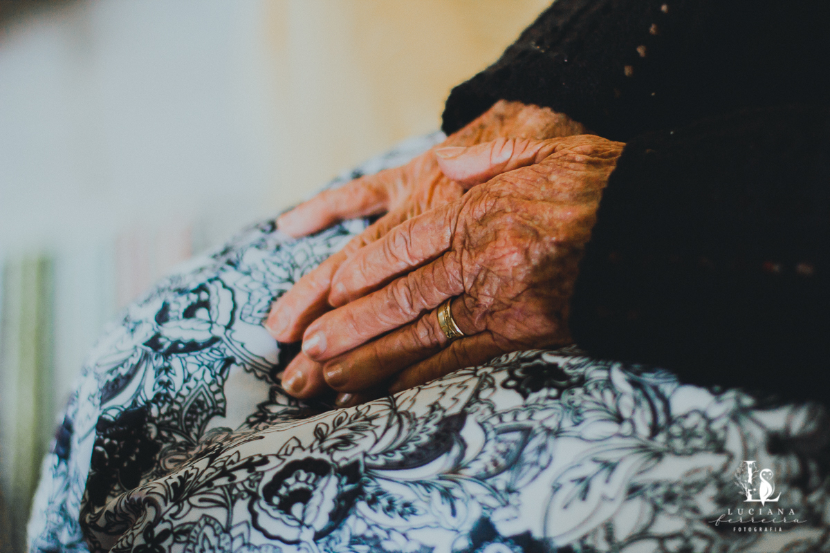 Mãos juntas de senhora