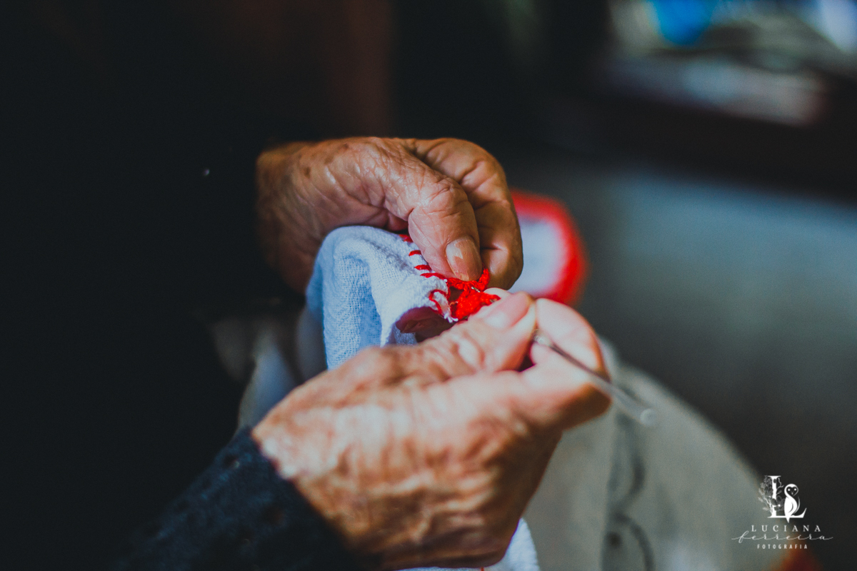 Mãos costurando