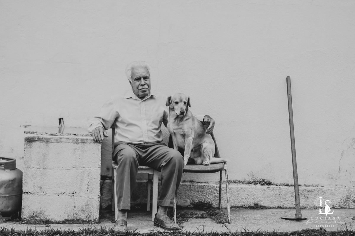 Home sentado com cachorro