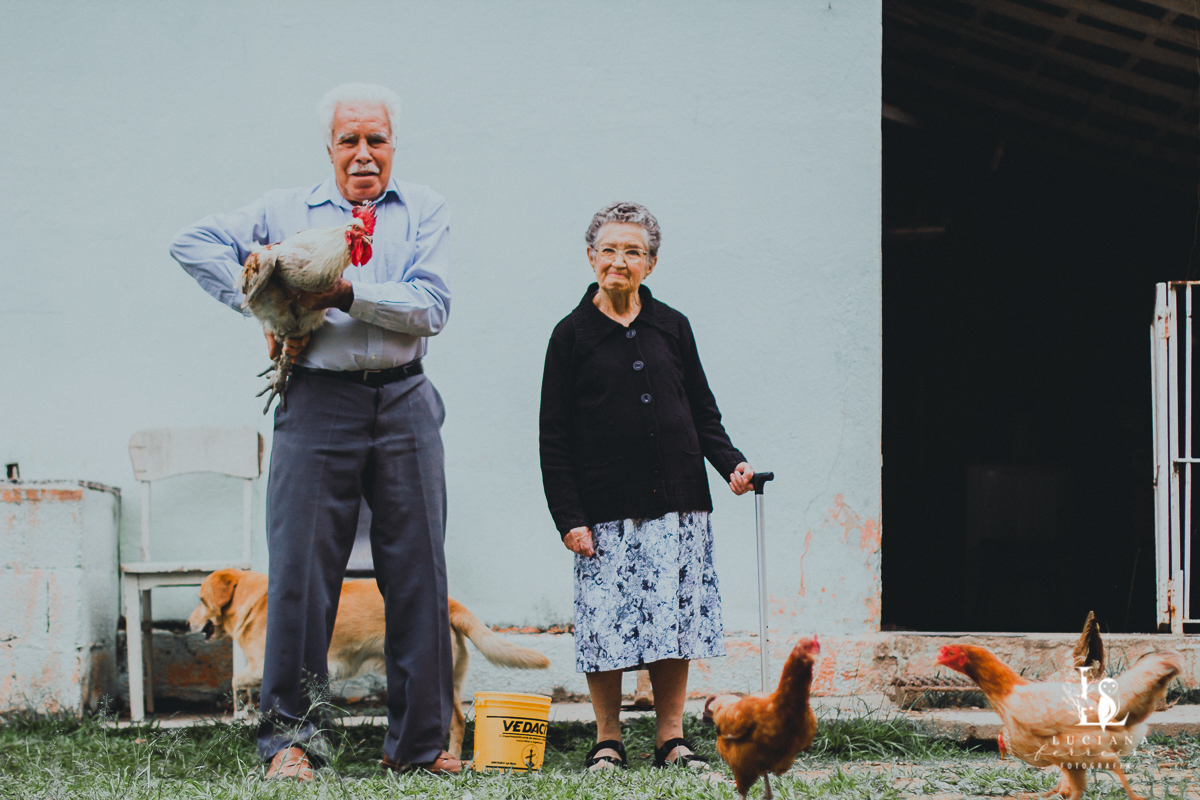 Casal de idosos com galinhas