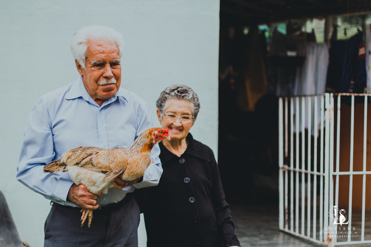 Casal de idosos com galinhas
