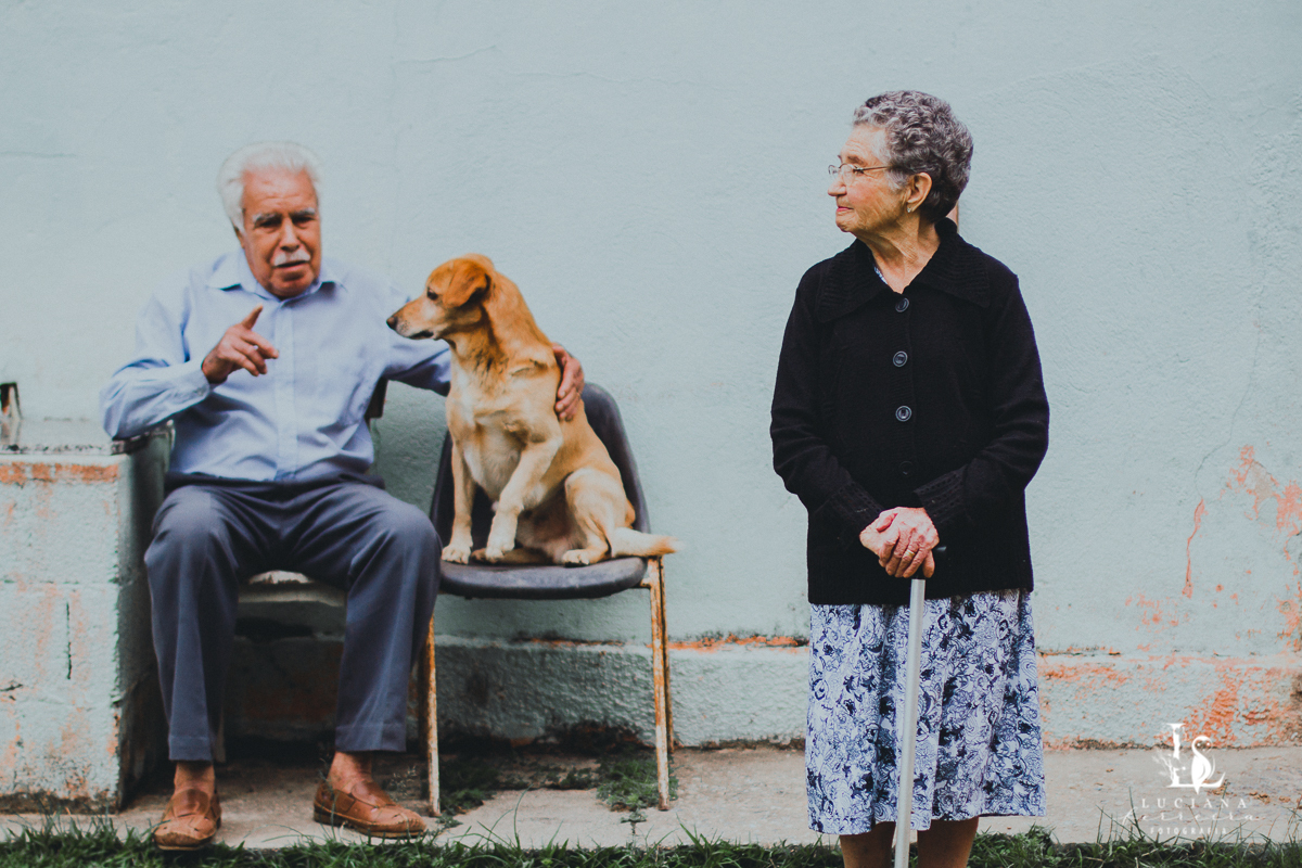 Casal de idosos com cachorro