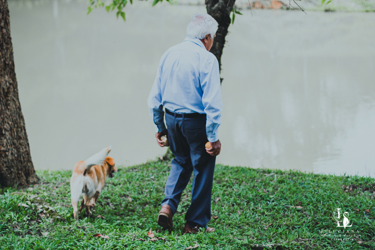 Idoso com cachorro no rio