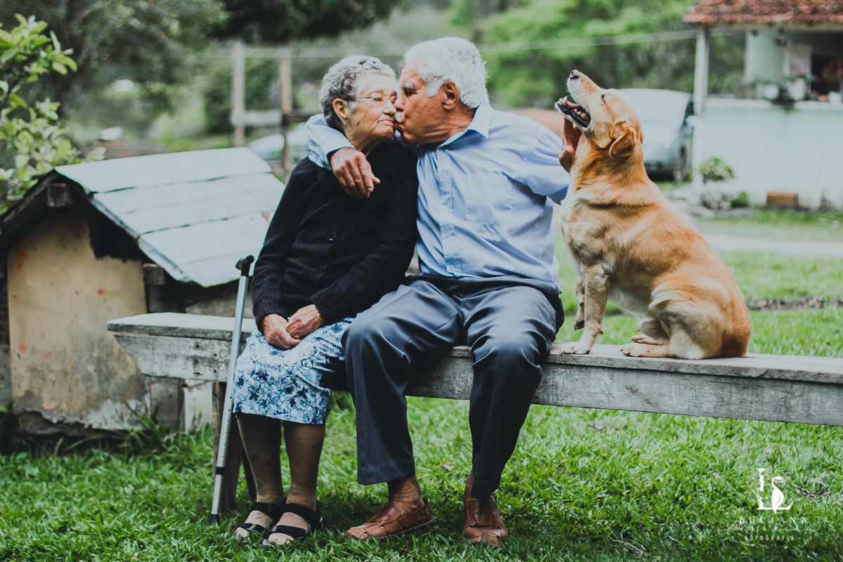 Casal de idosos com seu cachorro