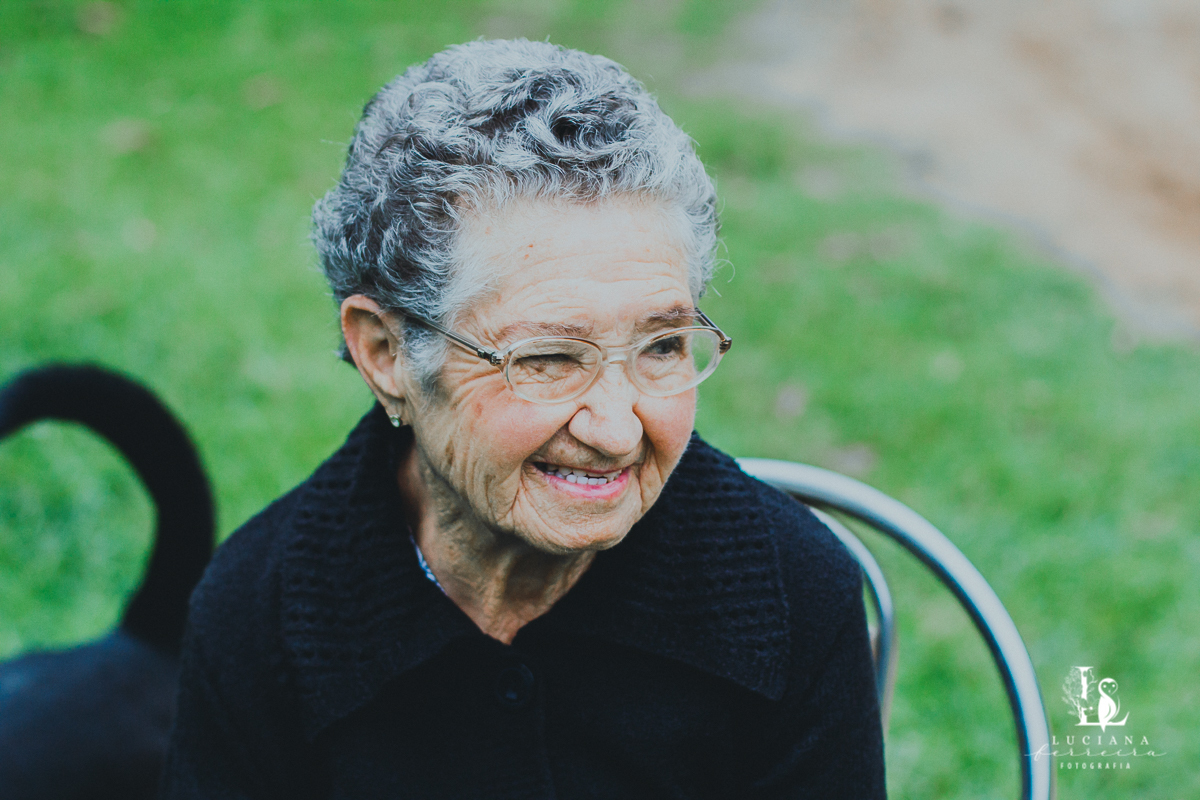Senhora sorrindo. Retrato Mulher
