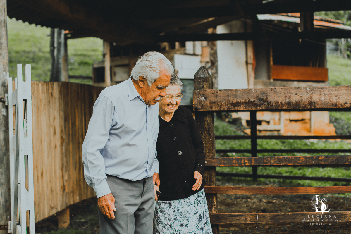 Ensaio de idoso no campo