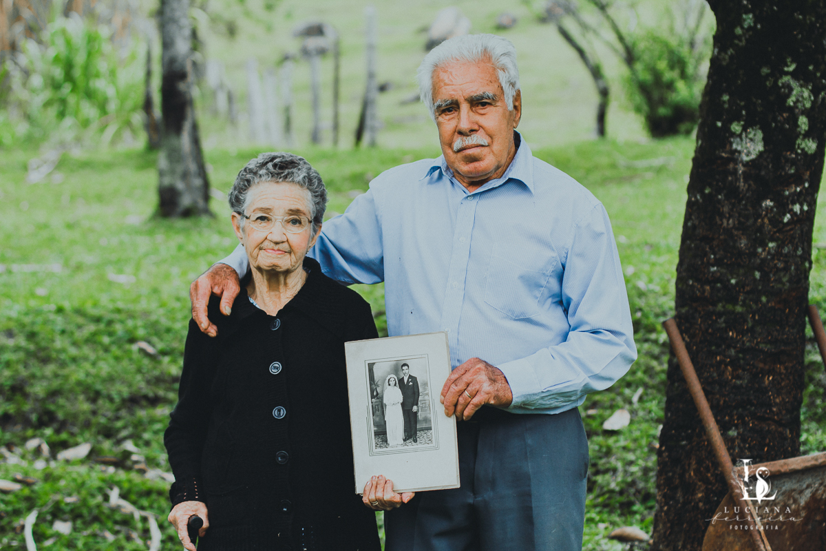 Ensaio de idoso no campo
