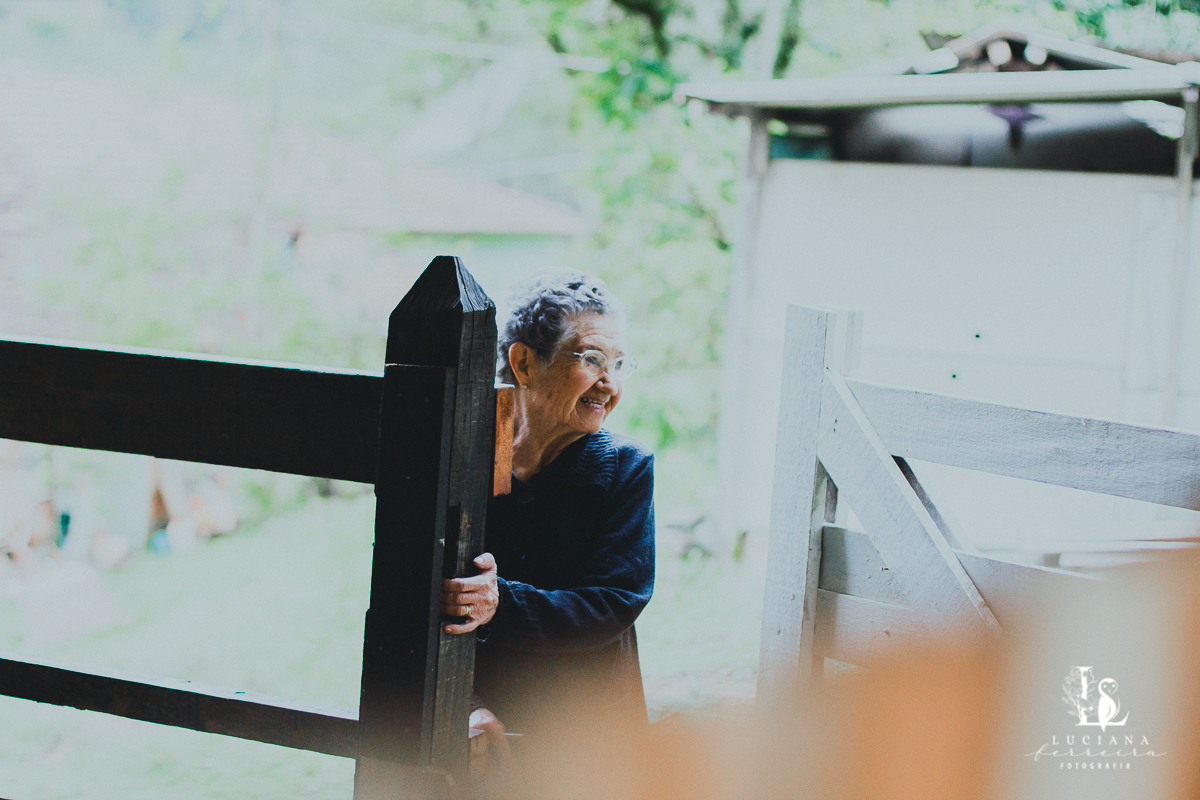 Ensaio de idoso no campo
