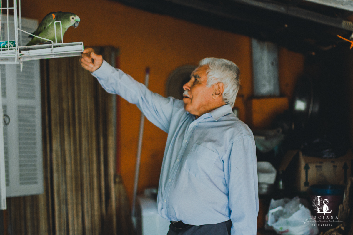 Homem e papagaio