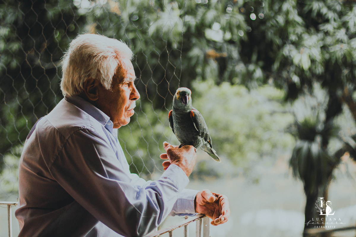 Homem segurando papagaio