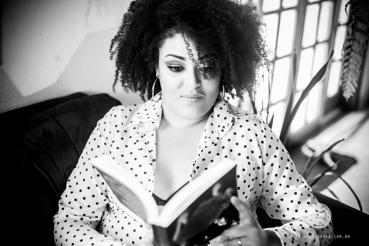 Ensaio feminino. Mulher lendo livro