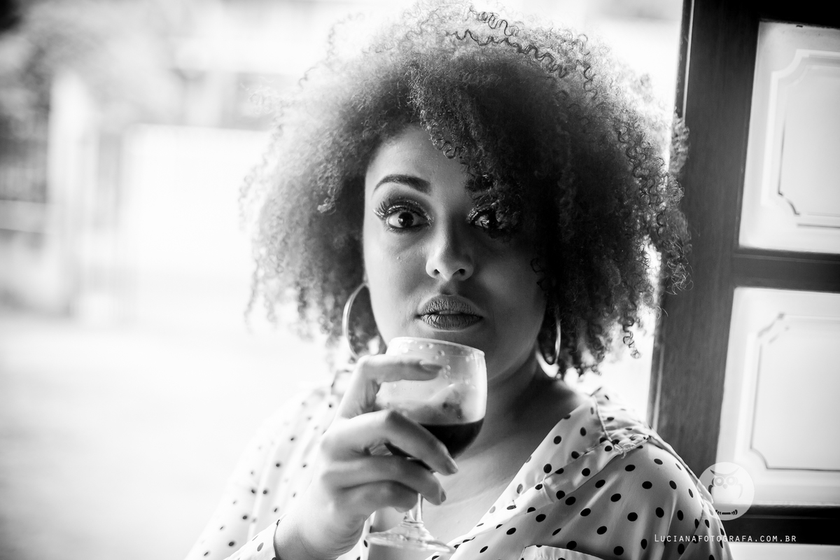 Ensaio feminino. Mulher com taça de vinho