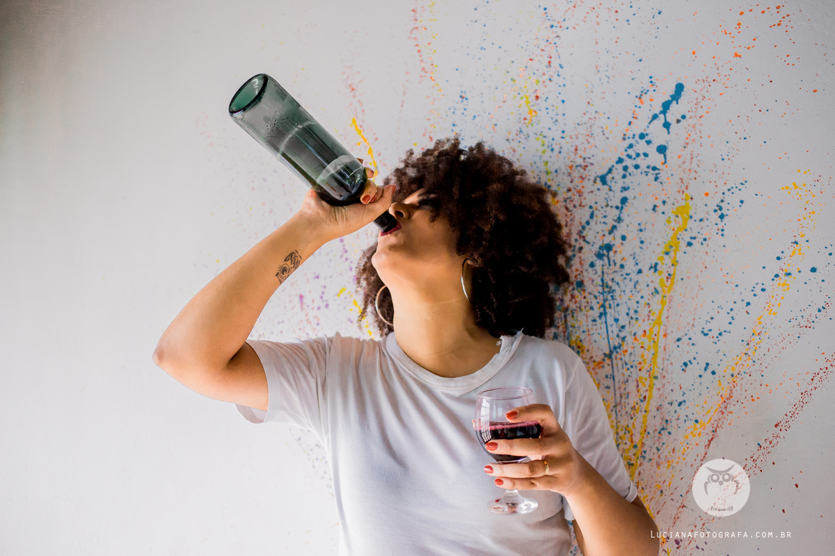 Ensaio Feminino. Mulher com tomando garrafa de vinho