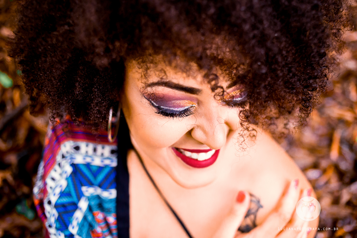 Ensaio feminino. Mulher sorrindo de olhos fechados