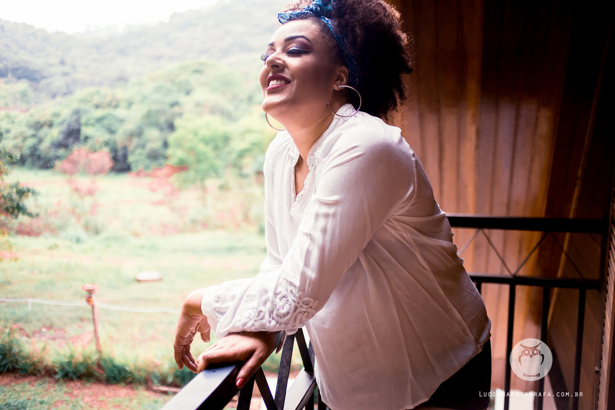 Ensaio feminino. Mulher sorrindo na sacada