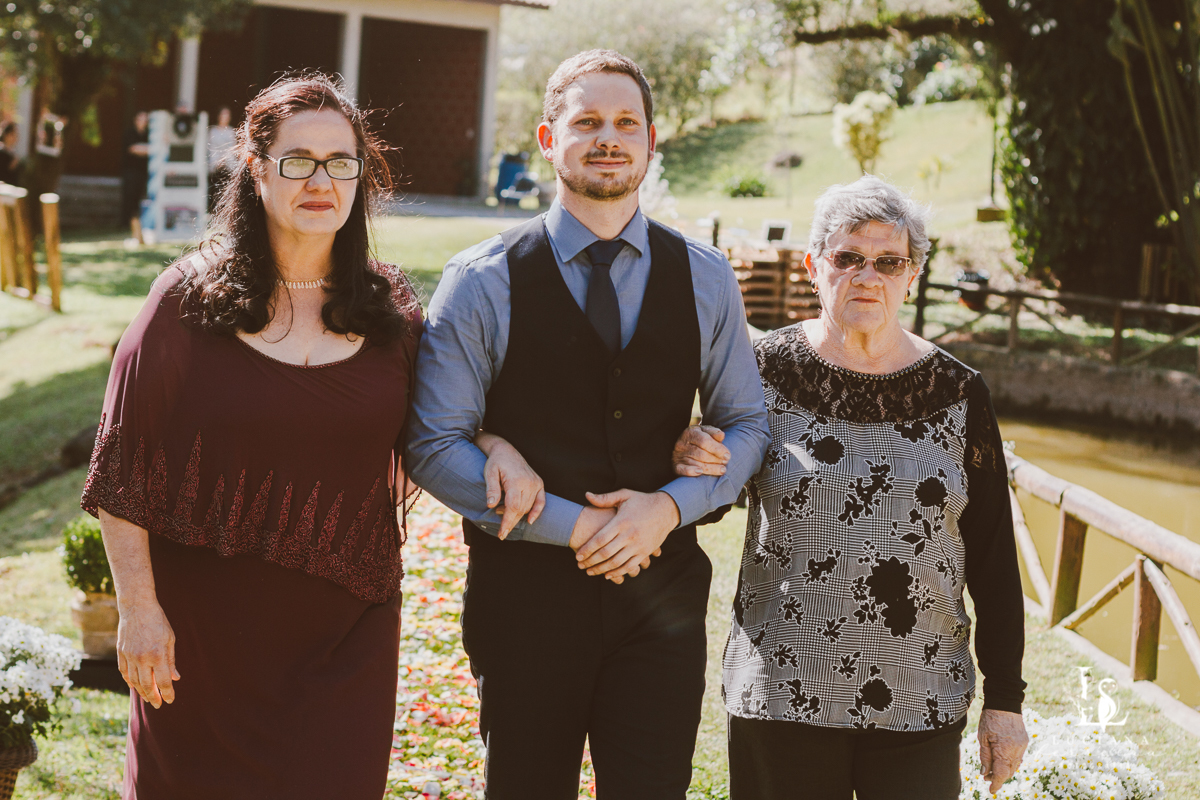Noivo entrando com mãe e avó