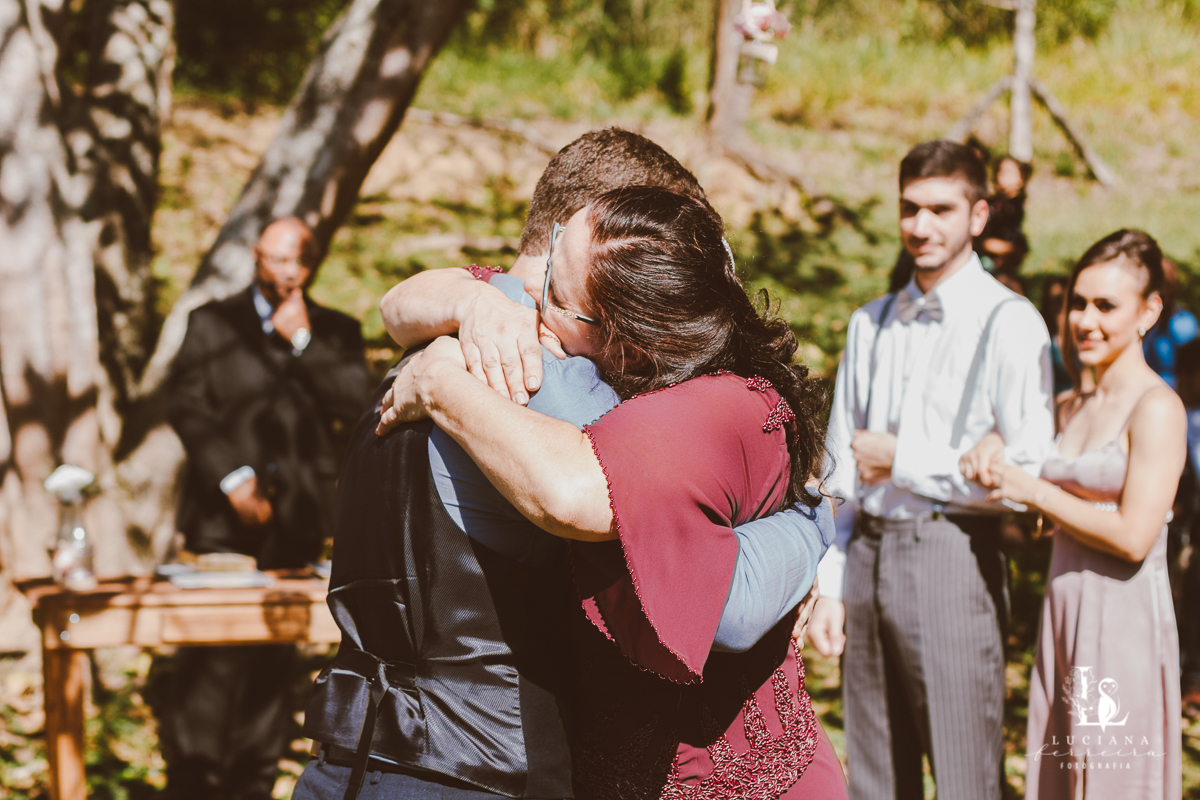 Abraço da mãe no noivo