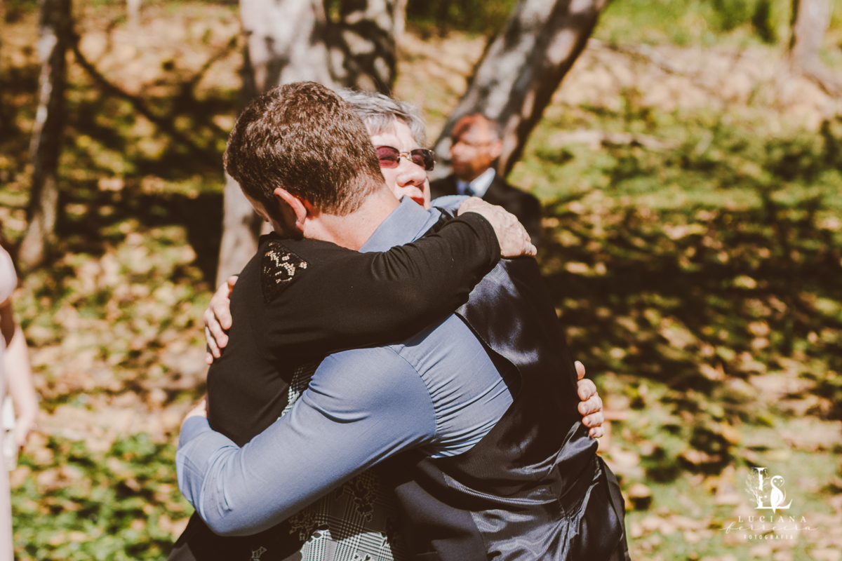 Abraço da avó no noivo