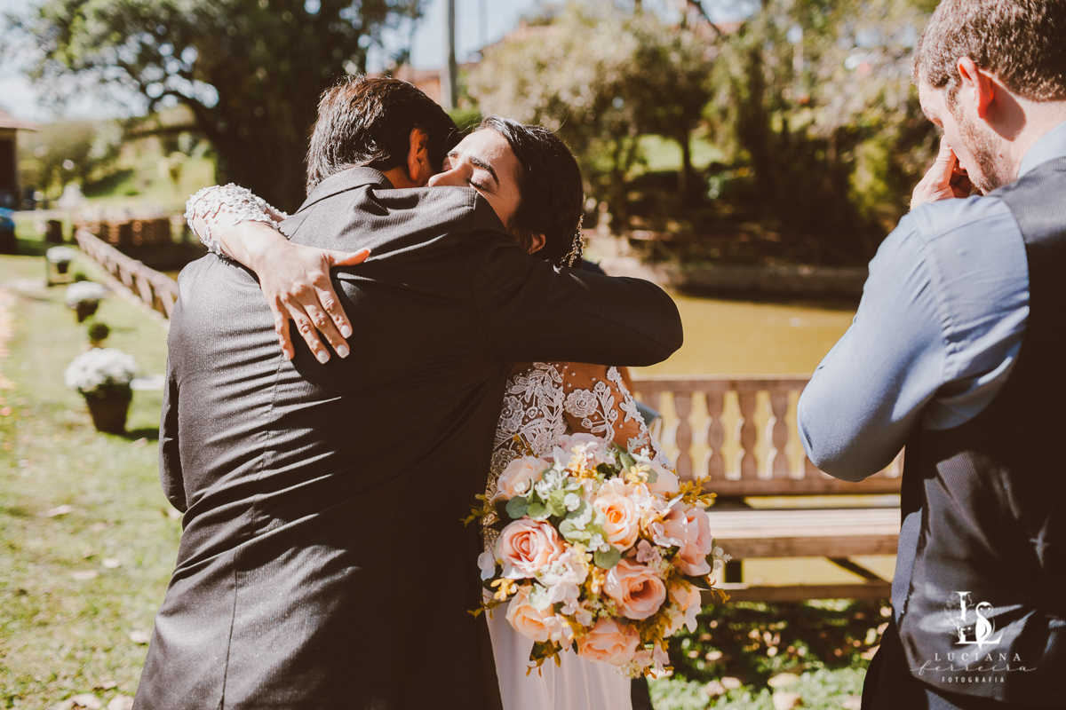 Pai abraçando a noiva