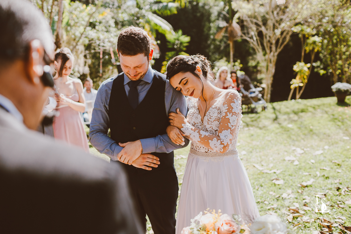 Noivos na cerimônia. Noivos lindos