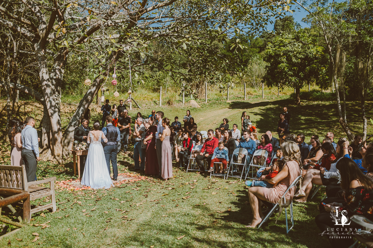 Cerimônia de casamento em baixo de árvore