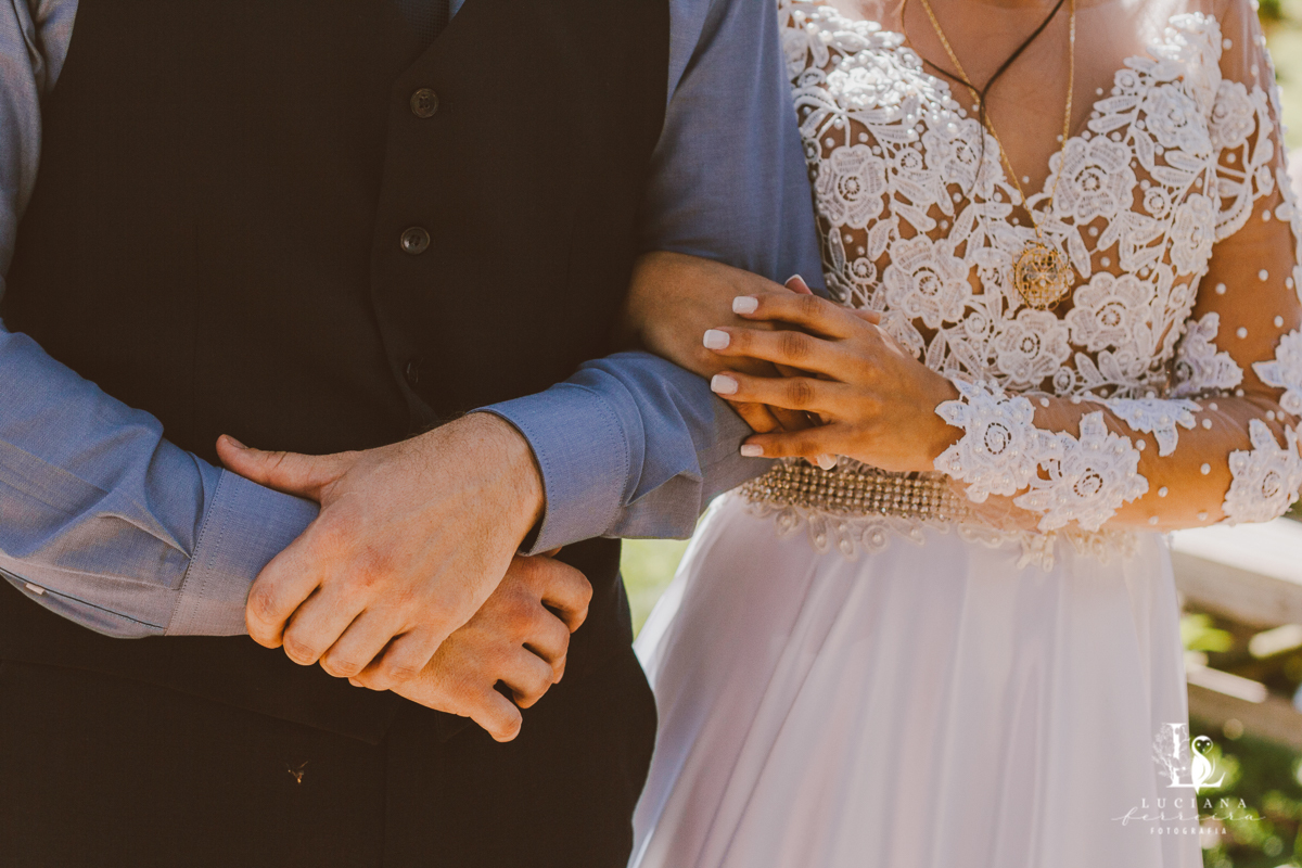 Braços dados de noivos em casamento