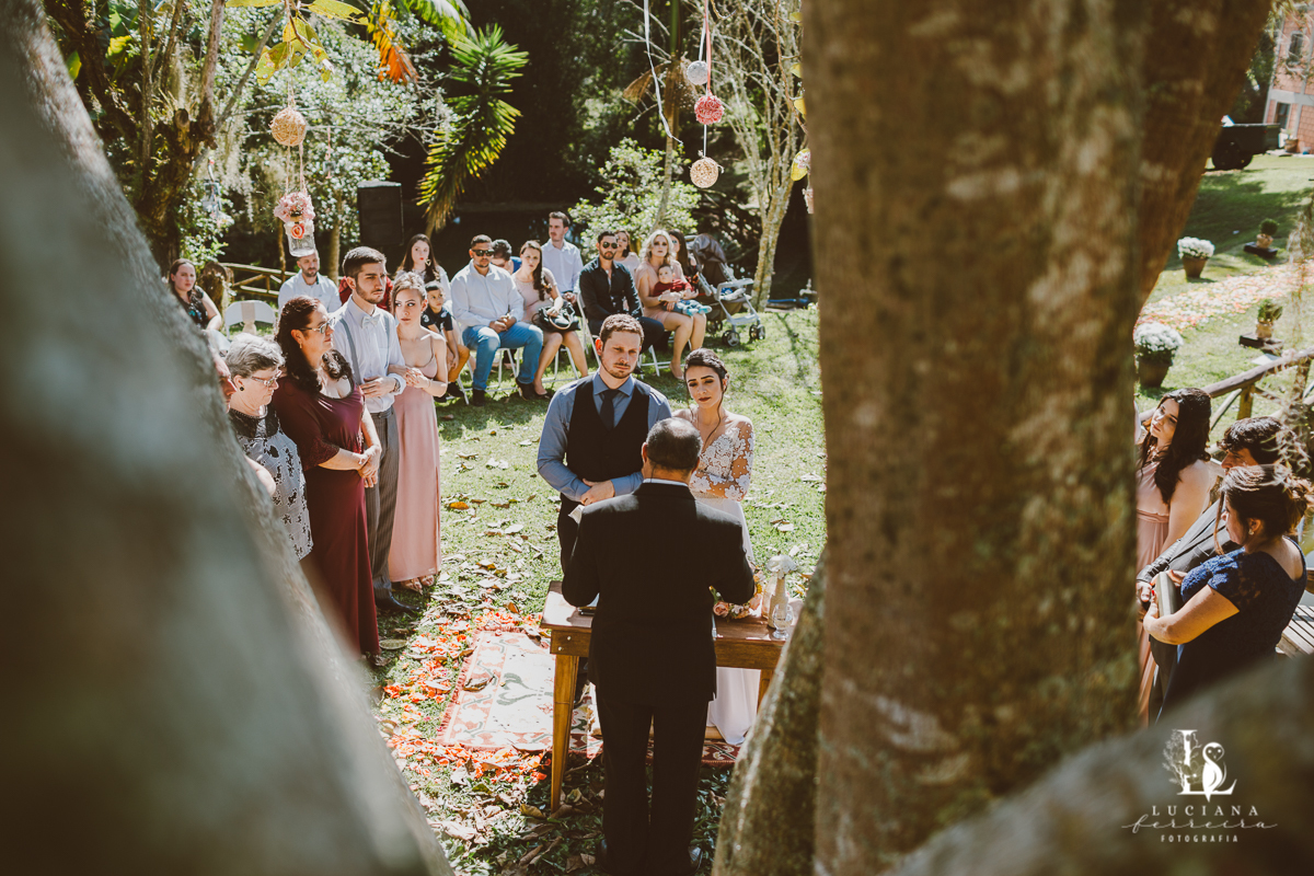Cerimônia de casamento em baixo de árvore