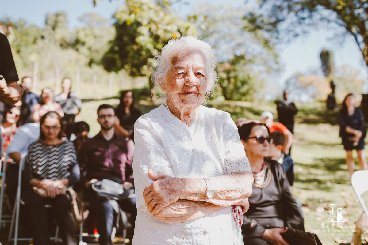 Avó da Noiva olhando a cerimônia