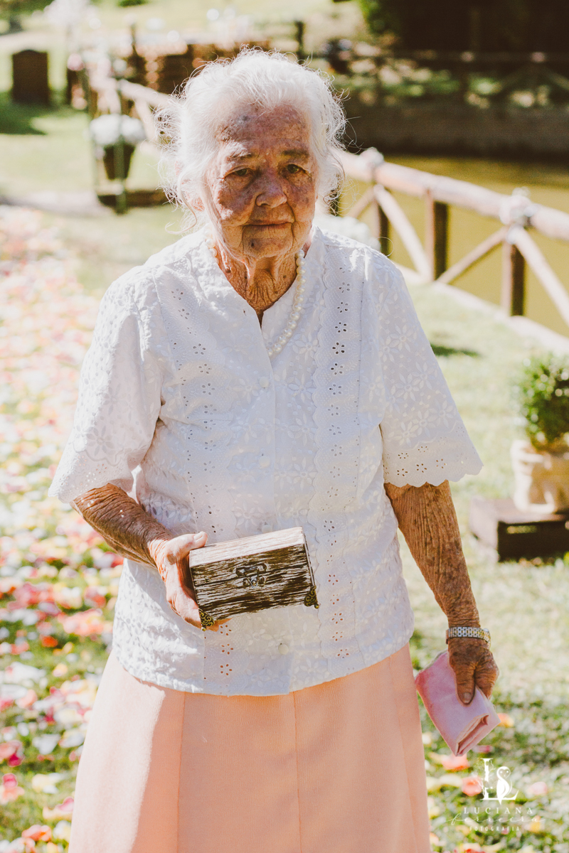 Alianças de casamentos em caixa de madeira