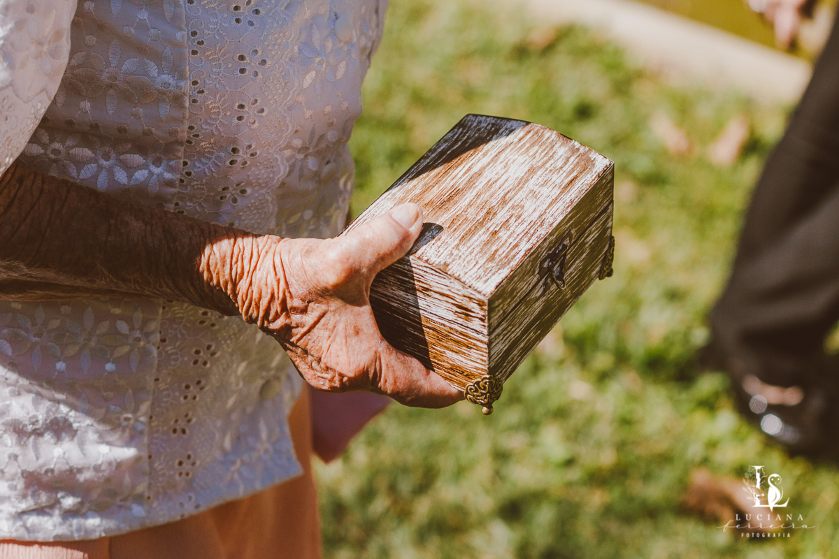 Alianças de casamentos em caixa de madeira