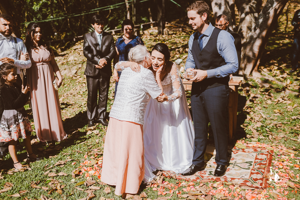 Abraço da avó nos noivos