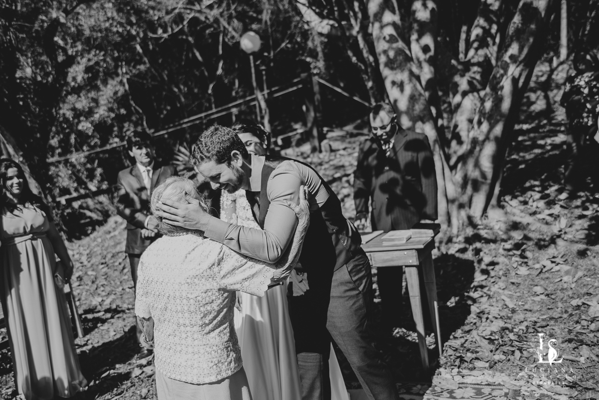 Abraço da avó nos noivos