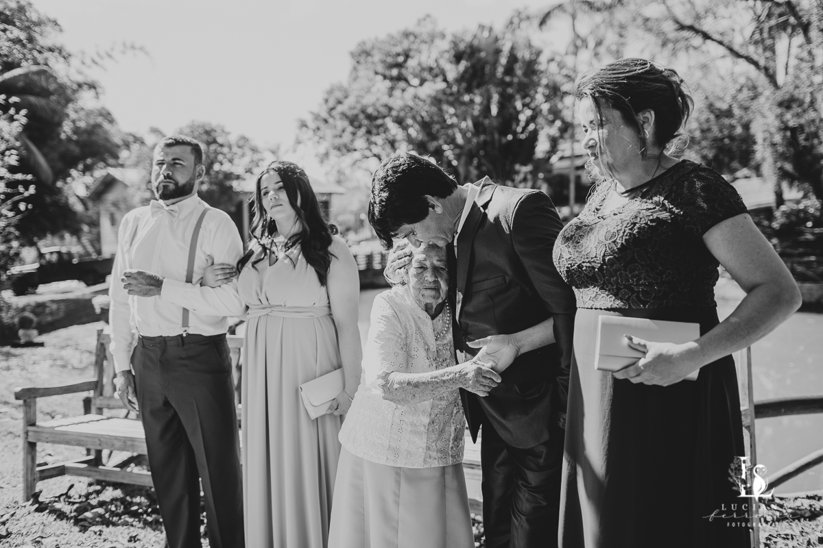 Abraço da avó durante casamento