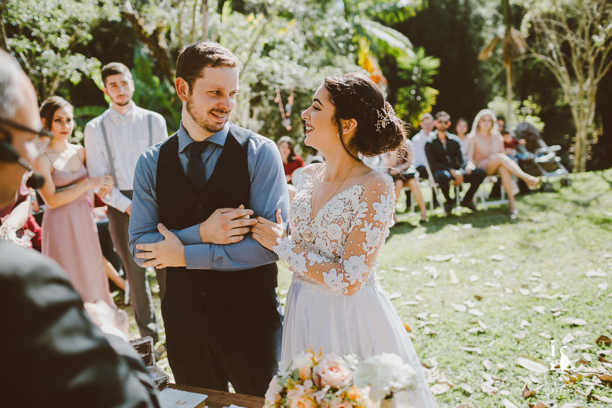 Noivos se olhando durante o casamento