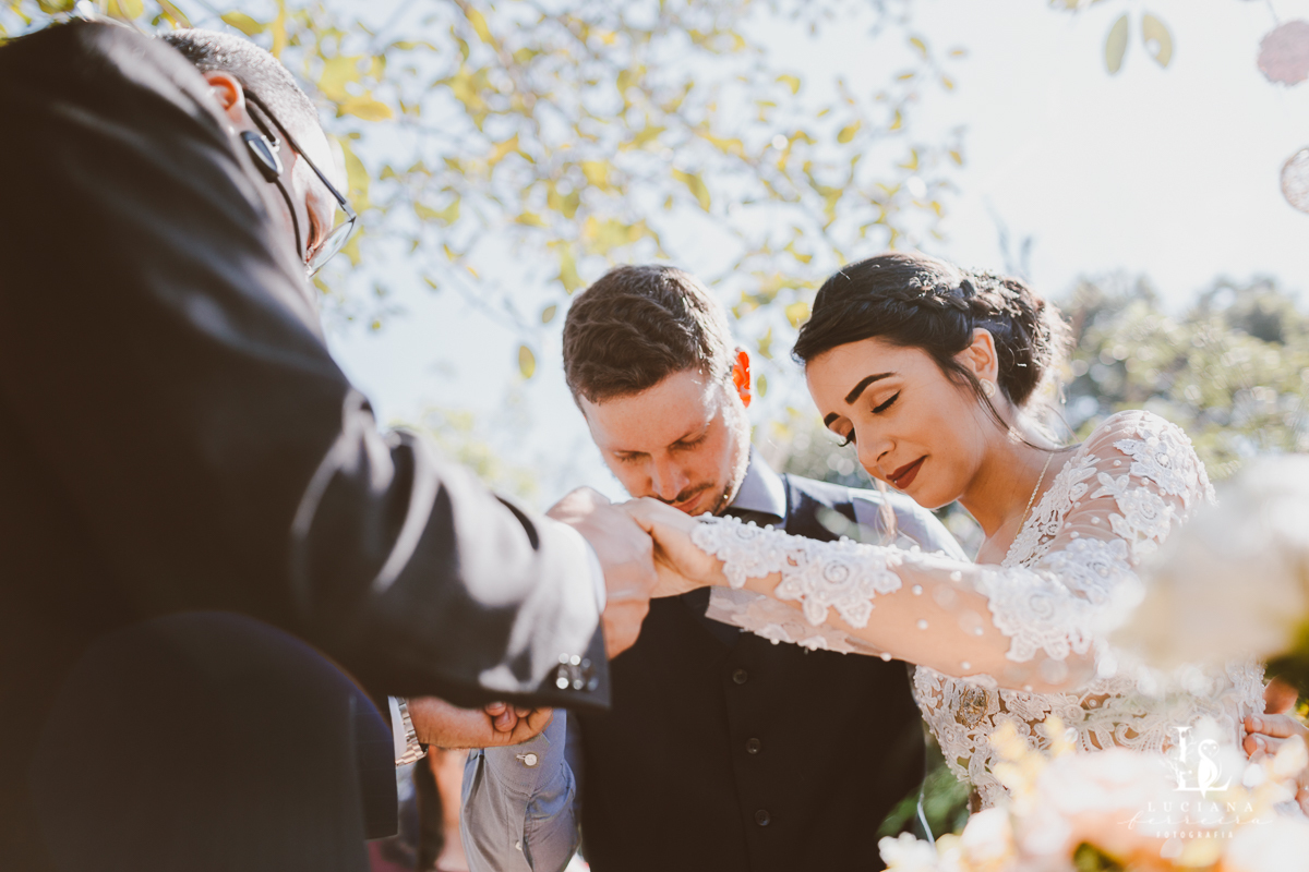 Noivos de mãos dadas no casamento