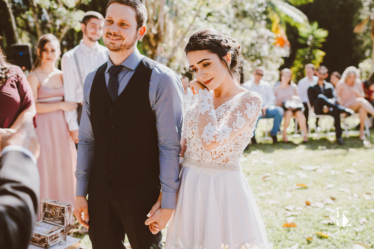 Noivos emocionados no casamento