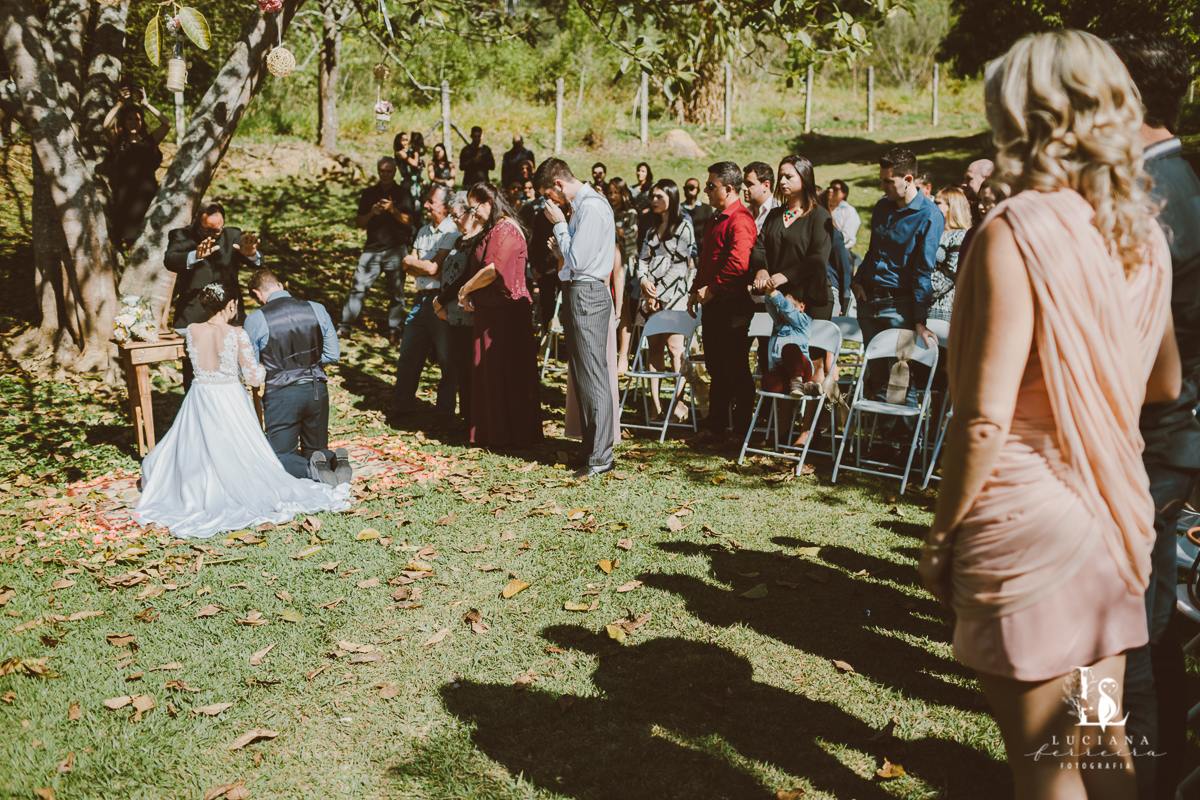 Cerimônia de casamento em baixo de árvore